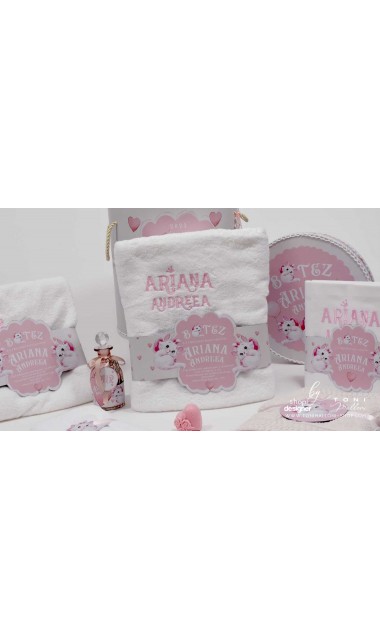 Trusou de botez roz brodat inspirat din desenul animat Pisicile Aristocrate cu pisica Marie 15